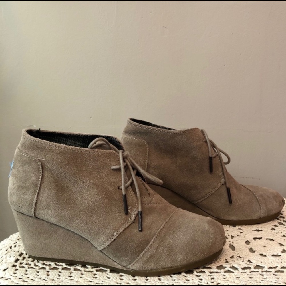 Toms Desert Suede Wedge Chukka Style Ankle Boots